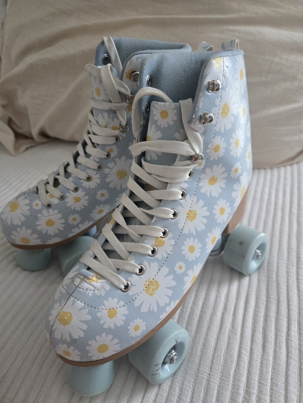 Fleur Skates | Altar'd State Size 9 Retro Dasies